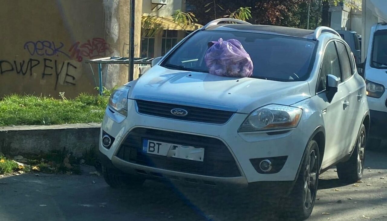 Cum s-au răzbunat vecinii pe un șofer din Botoșani, pentru că și-a parcat mașina unde nu trebuia