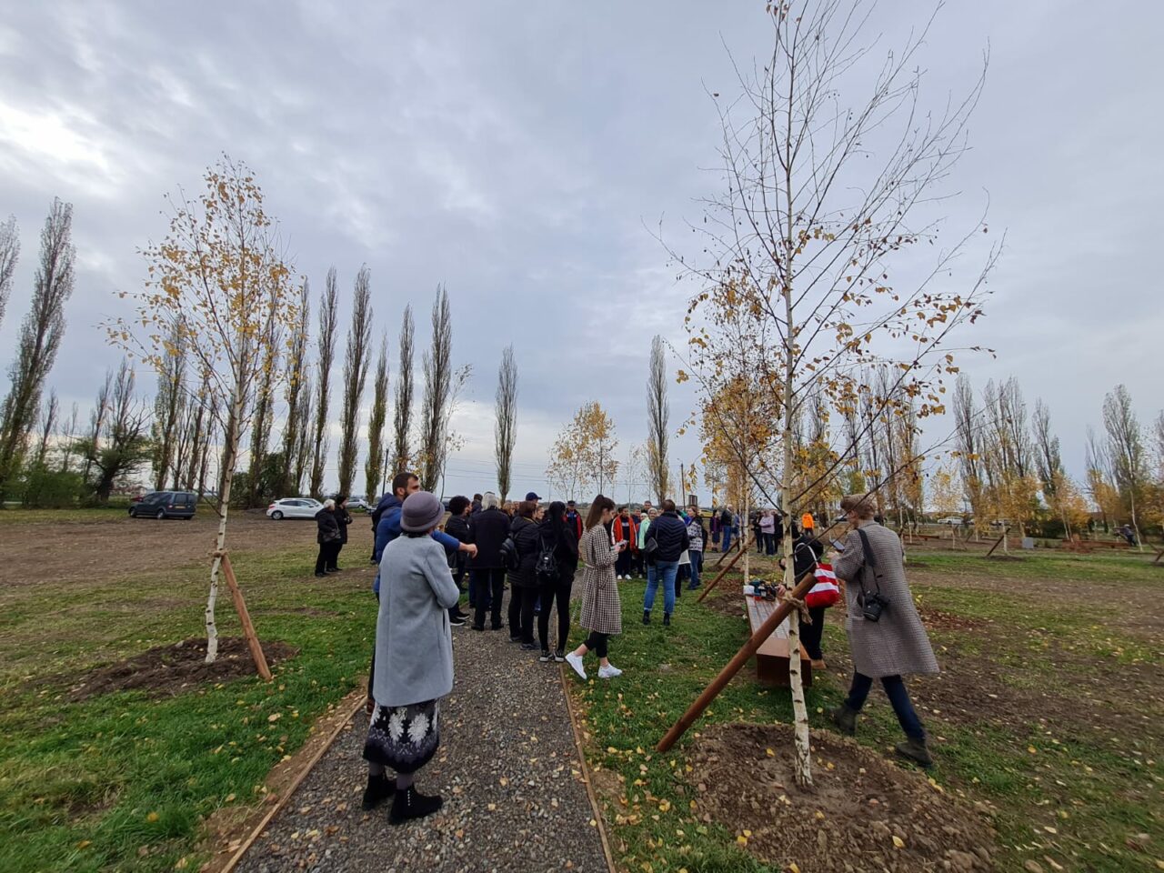 Primul parc cu poveștile oamenilor dragi, dispăruți dintre noi, s-a deschis în Banat. Urmează încă două, în București și Oradea | GALERIE FOTO
