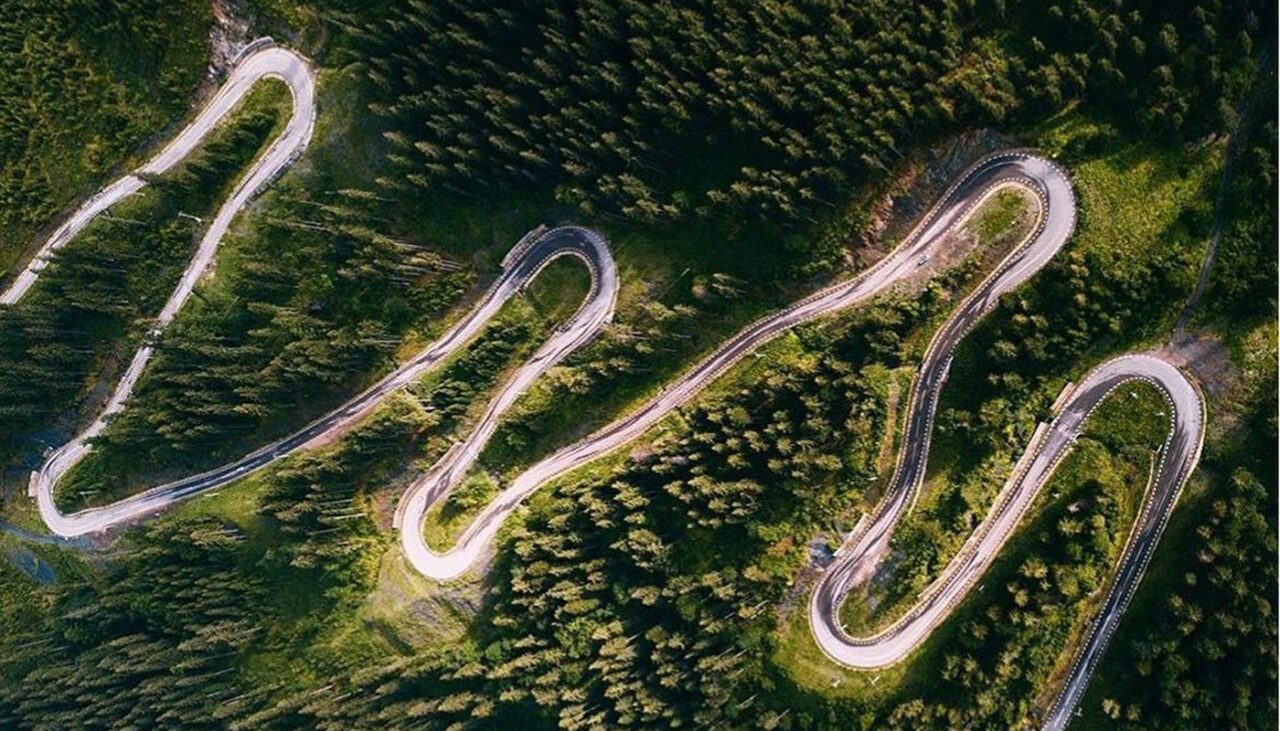 Șoseaua din România supranumită „Drumul Comorilor”. E mai frumoasă decât Transfăgărășan și Transalpina, dar puțini știu de ea