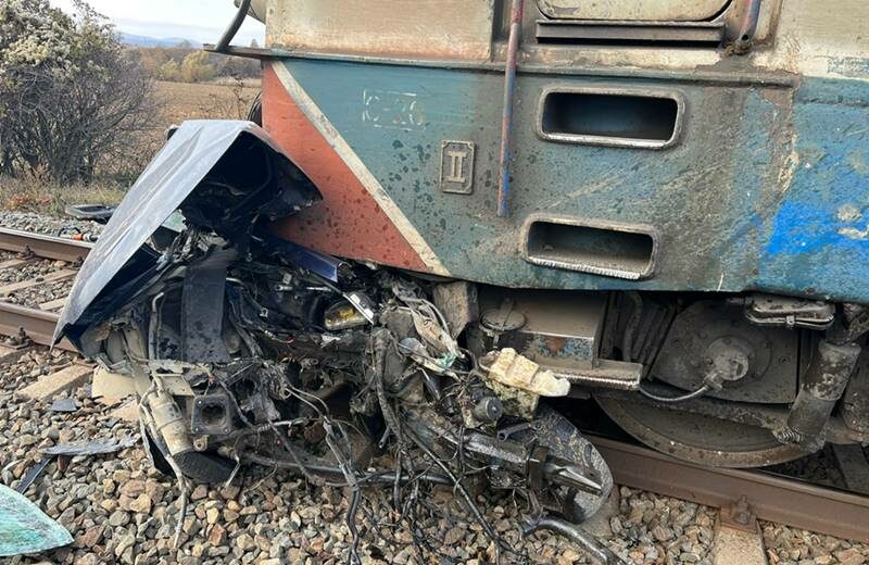 Un bărbat a murit după ce mașina în care se afla a fost făcută țăndări de un tren