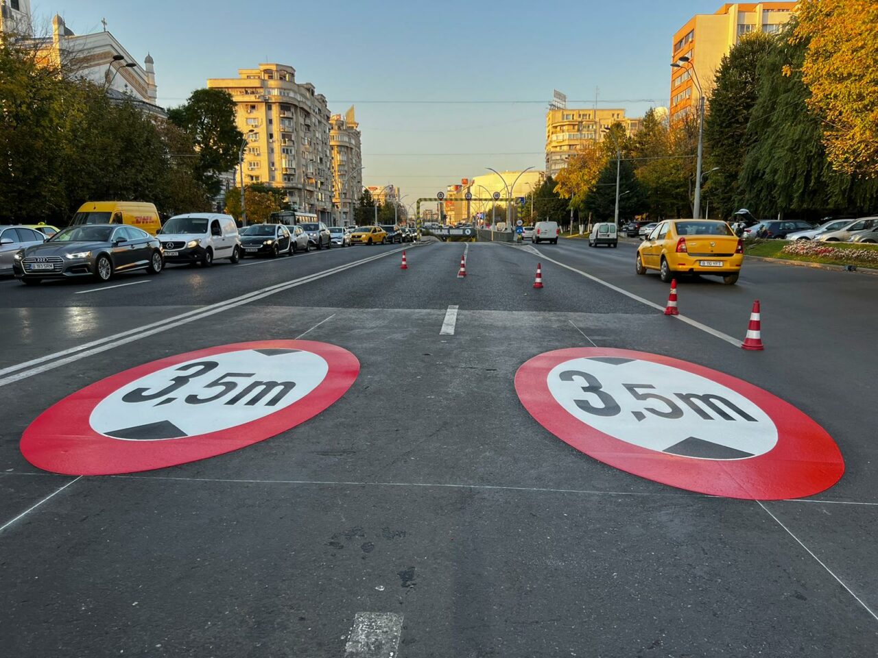 Dacă și acum mai intră șoferii în porțile de la Pasajul Unirii, ar fi culmea! Ce marcaje s-au pus pe jos