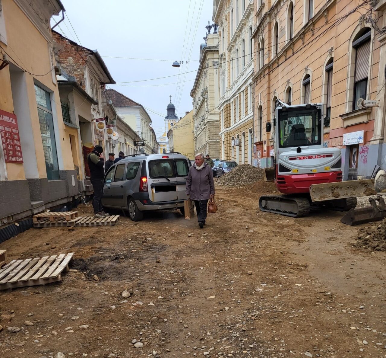 Coșmar pentru pietoni pe o stradă din centrul Clujului. „Slalom” printre muncitori, utilaje și gropi