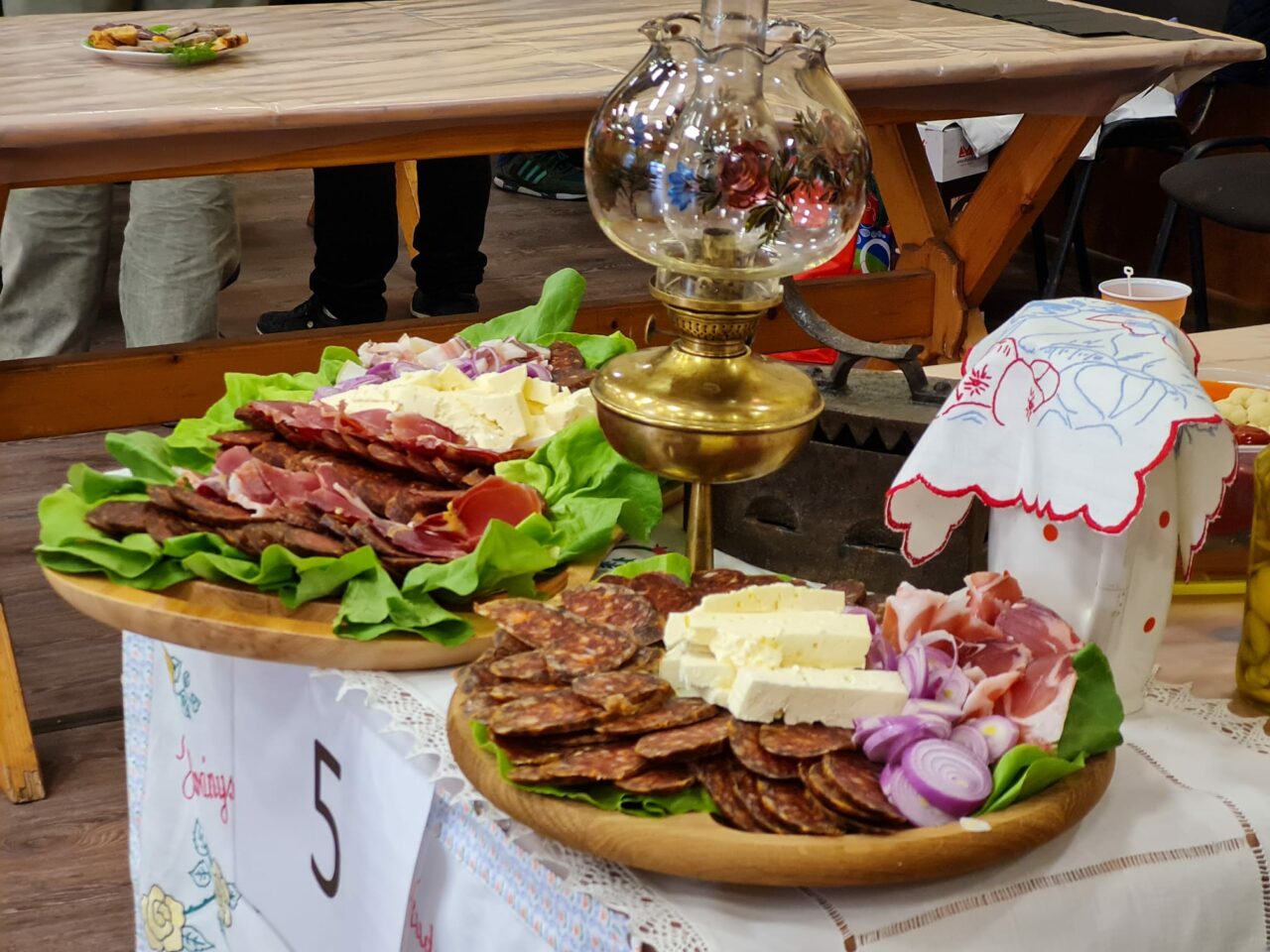 FOTO/VIDEO | Festivalul cârnaților tradiționali de la Cherestur. Echipe din România, Serbia și Ungaria au concurat să facă cel mai bun cârnat | EXCLUSIV