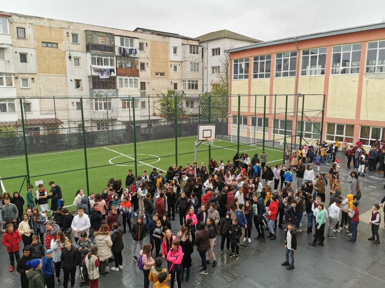 Peste 600 de elevi au fost evacuați dintr-o școală din Botoșani după ce o lampă a luat foc