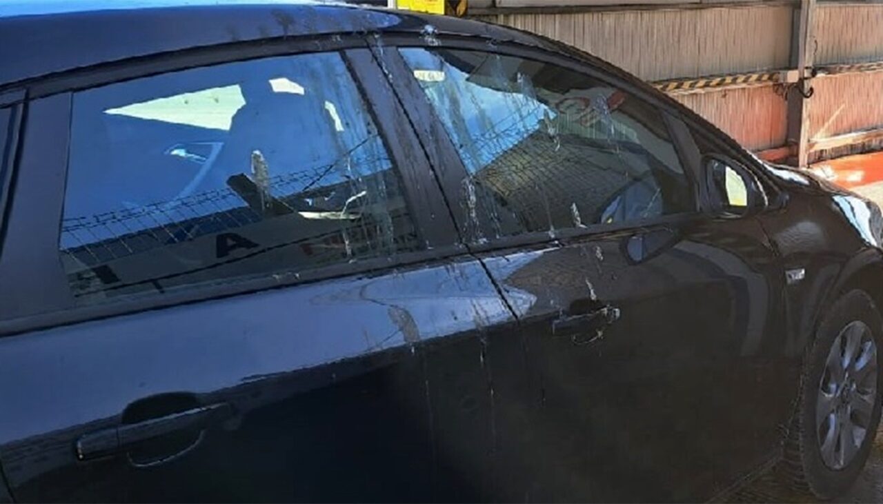 Ce „țeapă” a luat un șofer din Ploiești, după ce și-a dus mașina la o spălătorie automată. Cum arată automobilul, în urma „spălatului” de 15 lei