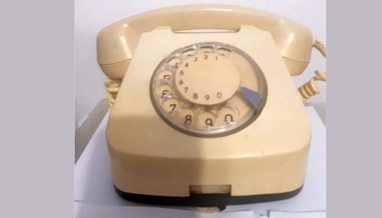Vezi dacă îl găsești pe acasă sau pe la bunici! Cu câți lei se vinde acum, în 2022, celebrul telefon fix de pe vremea lui Ceaușescu