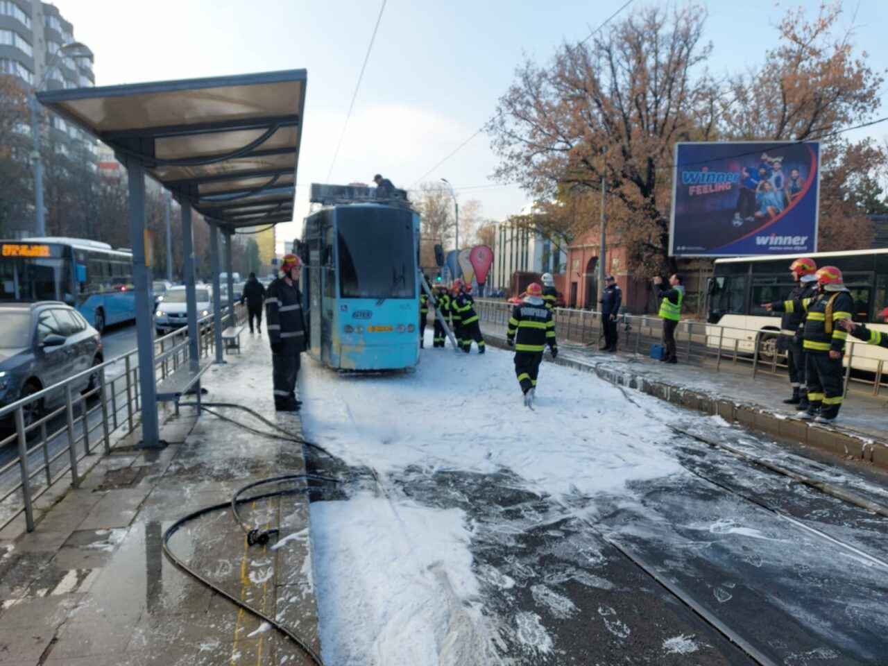 VIDEO | Un tramvai a luat foc în București. Pompierii au intervenit de urgență