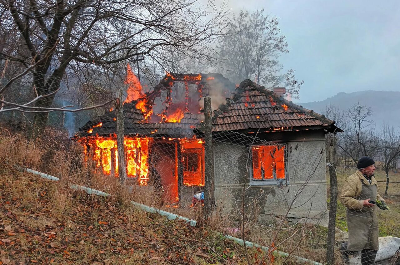 Tragedie fără margini! Un băiețel de numai un an și o fetiță de doi ani și jumătate, morți într-un incendiu care le-a făcut casa scrum