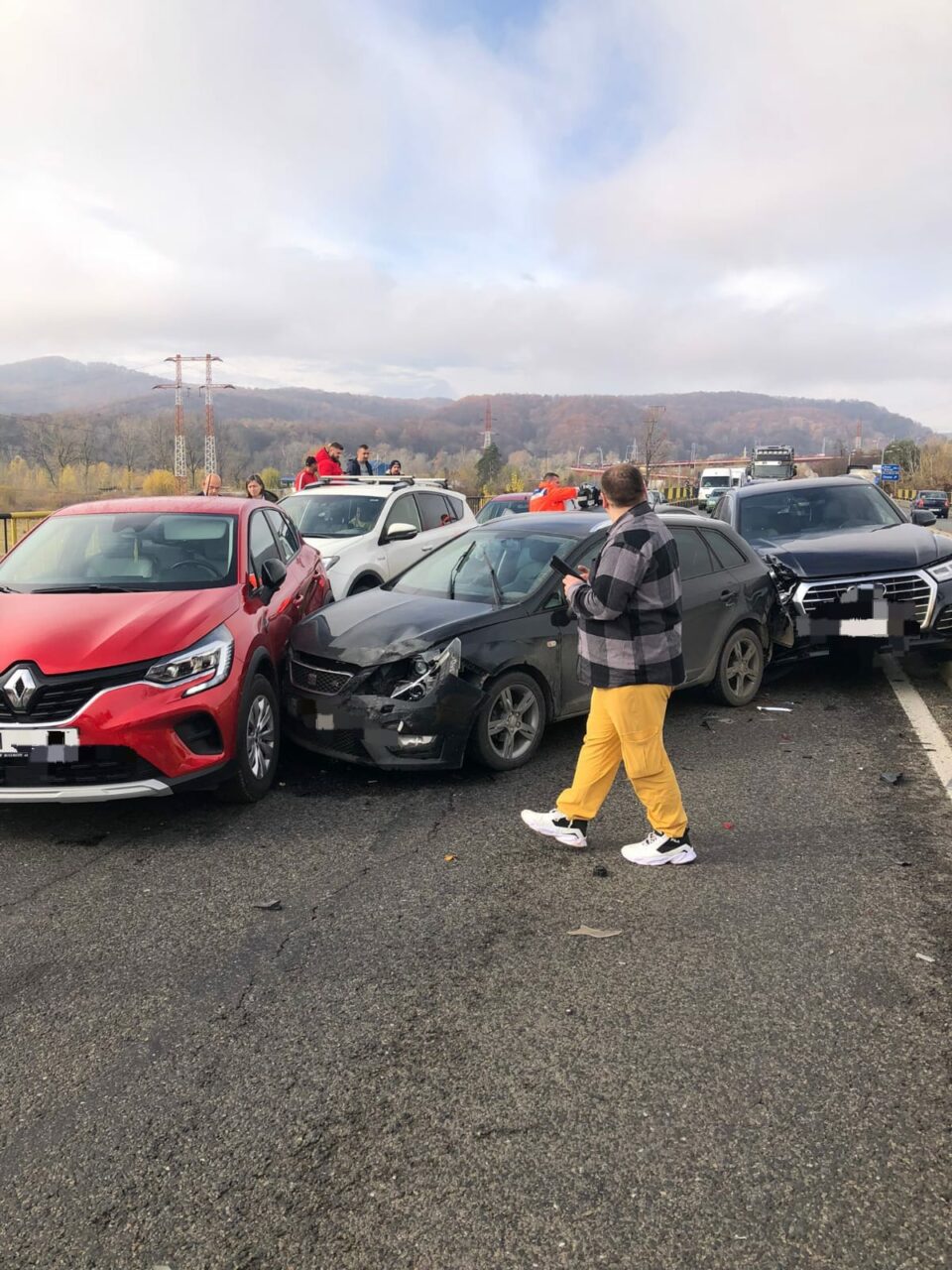 Haos total pe DN1. Șapte autoturisme s-au ciocnit în lanț. Traficul este complet blocat pe ambele sensuri
