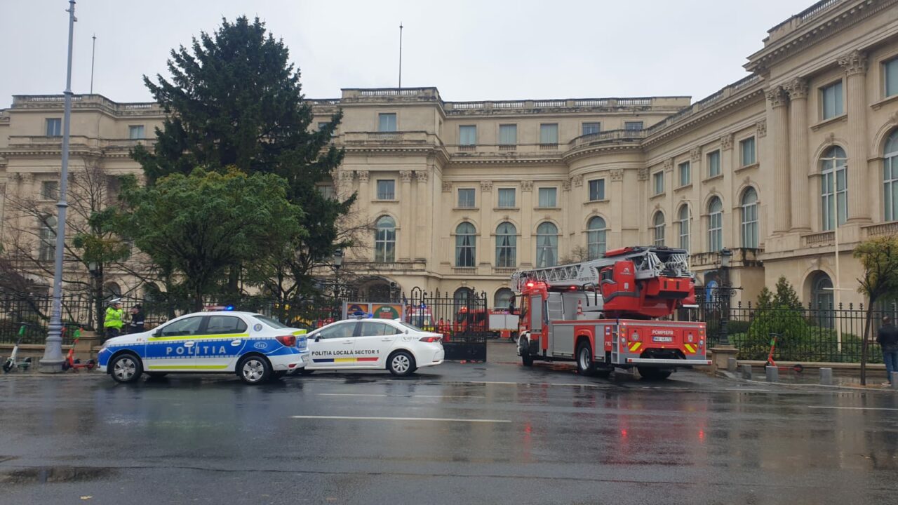 Incendiu la Palatul Regal! Pompierii au intervenit de urgență