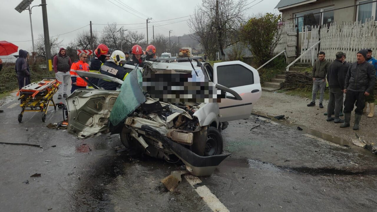 VIDEO | Accident mortal în Bacău. Două persoane au murit în urma impactului frontal între un autoturism și un camion