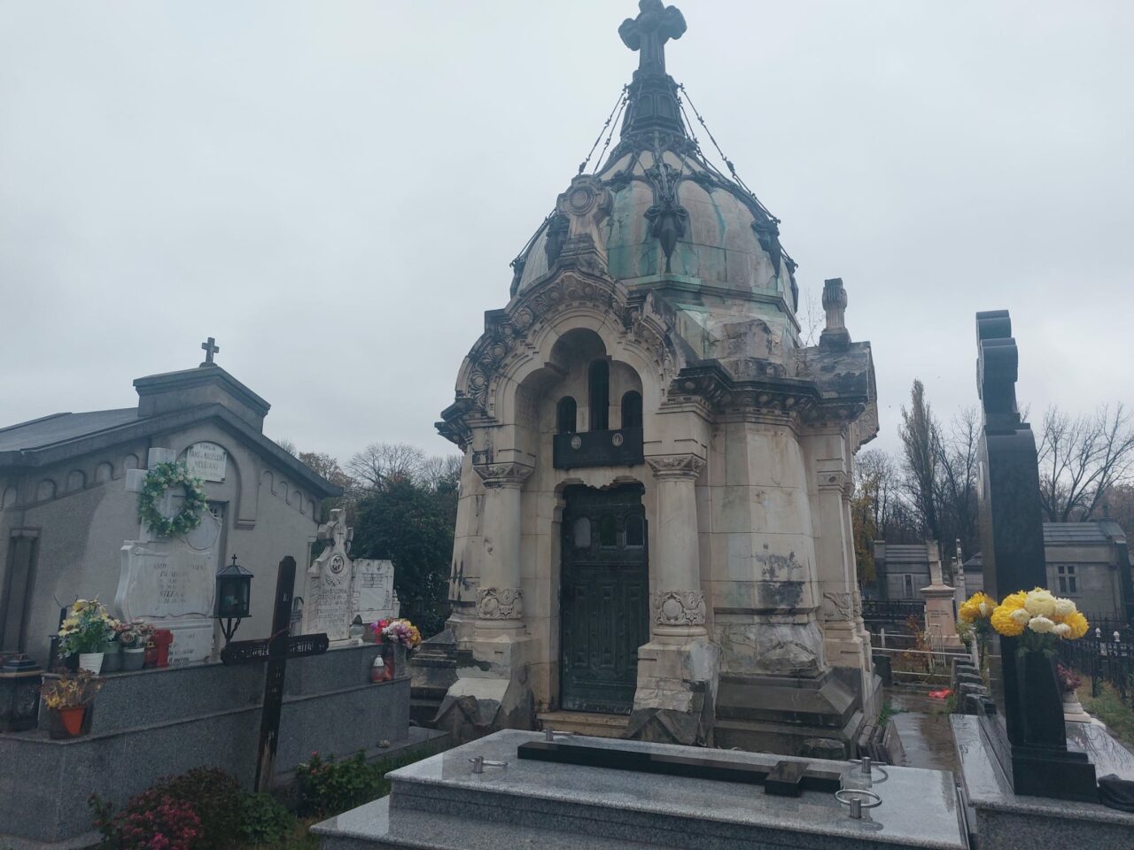 Luxul de a muri la Craiova: cavouri de sute de mii de euro în cimitirele din Bănie. „Mai bine îmi iau trei apartamente” | GALERIE FOTO