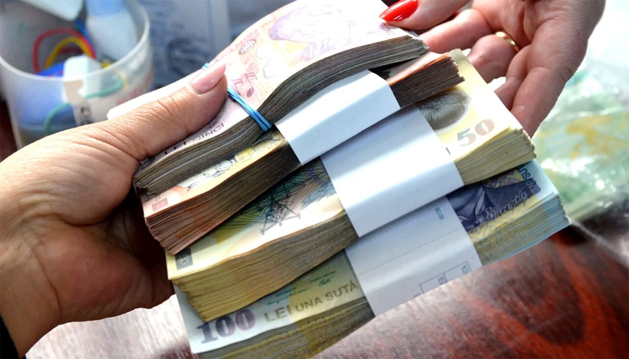 Un bărbat din SATU MARE a ars o valiză cu bani, din greșeală, după o ceartă conjugală. Iubita lui tocmai se întorsese cu bagajul de la muncă din străinătate