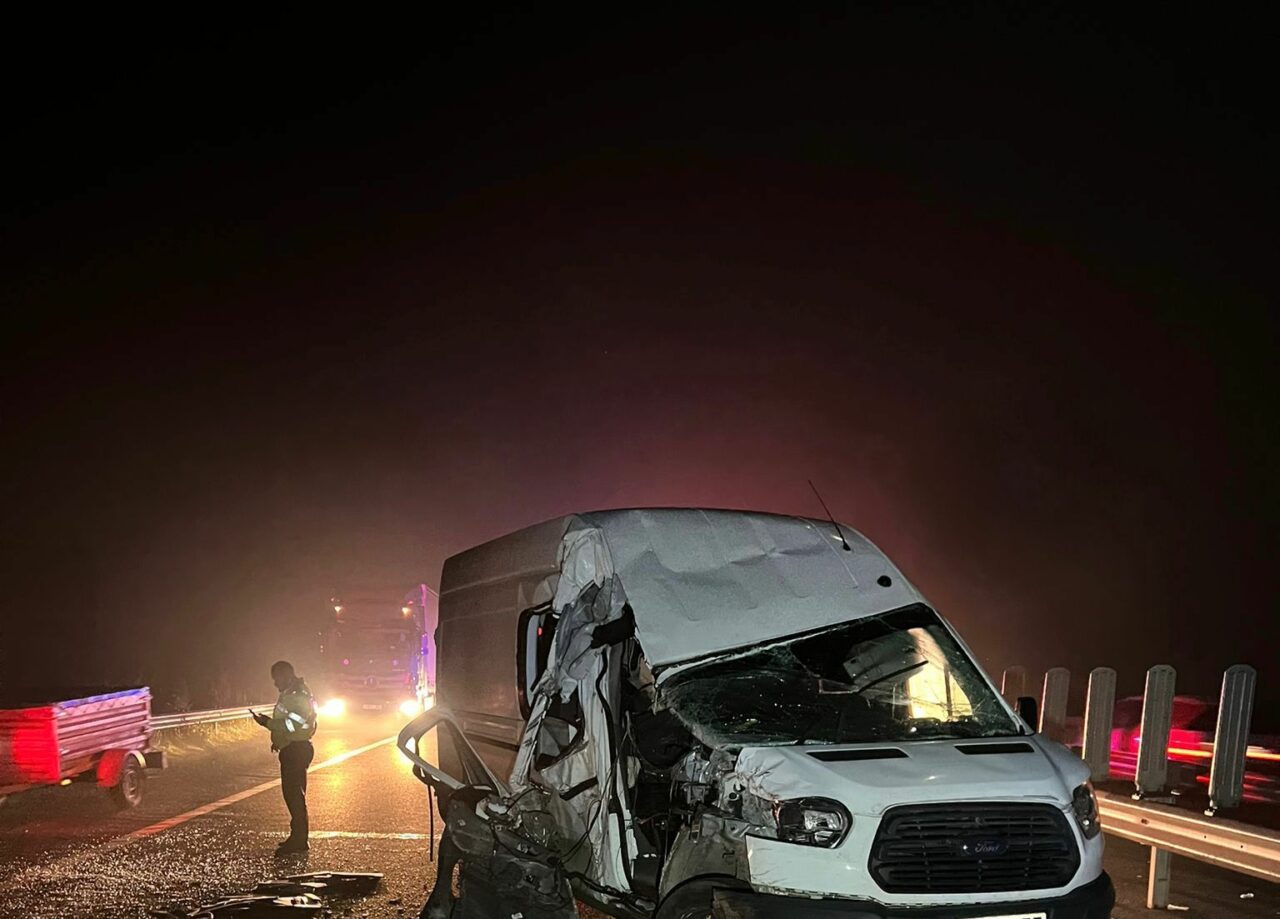 FOTO – Accident pe autostrada A1, în Arad. Șapte oameni au ajuns la spital, după ce un microbuz și un tir s-au ciocnit
