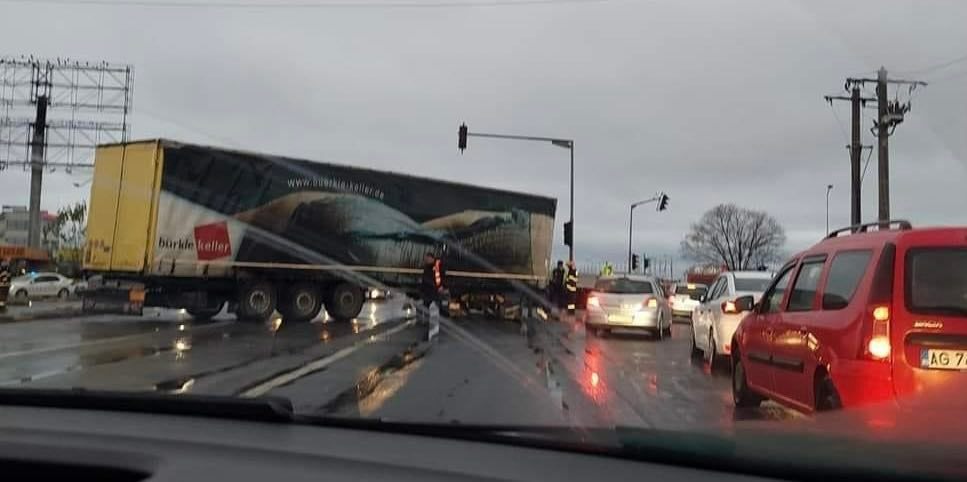 Accident mortal în Argeș. Un camion a izbit un autoturism. În urma impactului, pasagerul din mașină a murit pe loc