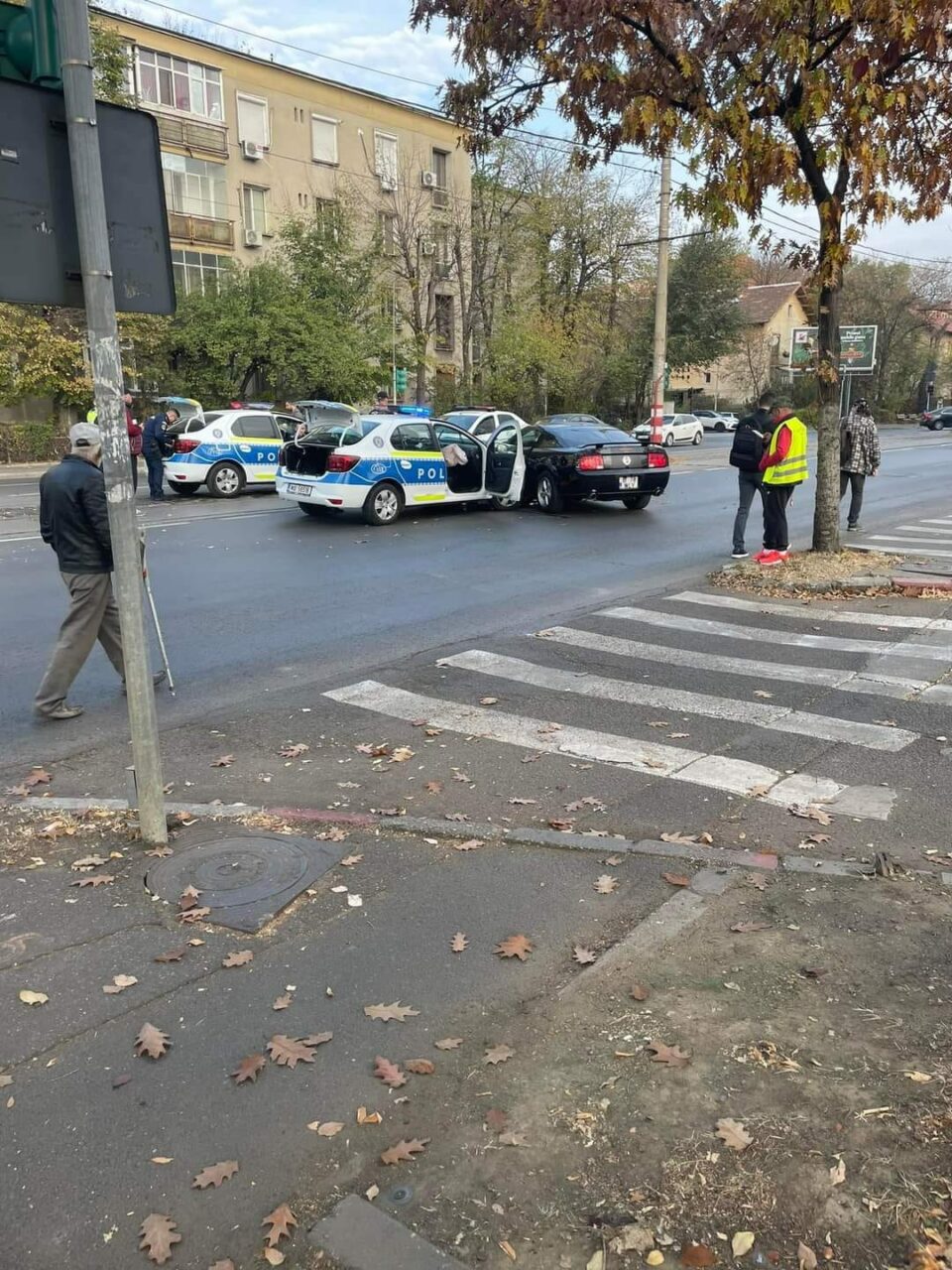 Accident grav între o mașină de poliție și un alt autoturism pe strada Barbu Văcărescu din București. Circulația tramvaielor a fost oprită
