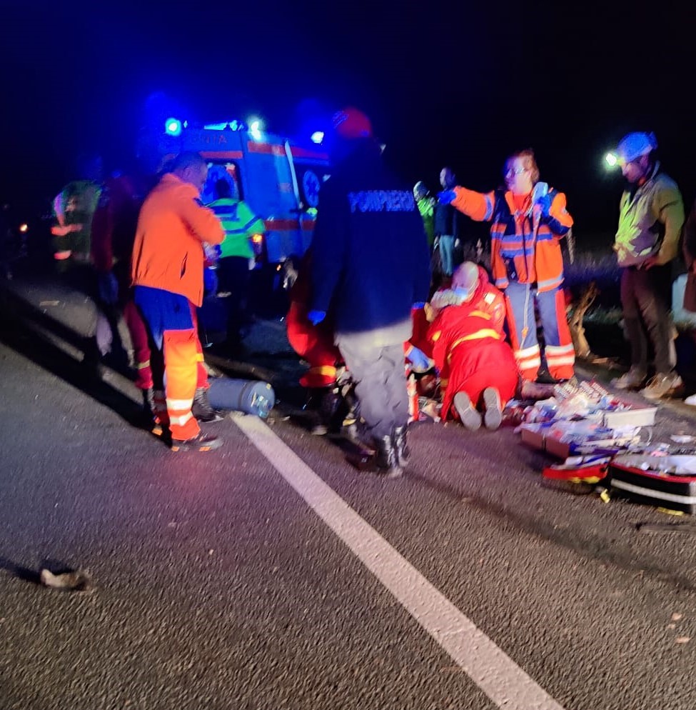 Un copil de 7 ani a murit după ce căruța în care se afla a fost spulberată de o mașină, în Bihor. Alți cinci adulți au fost răniți