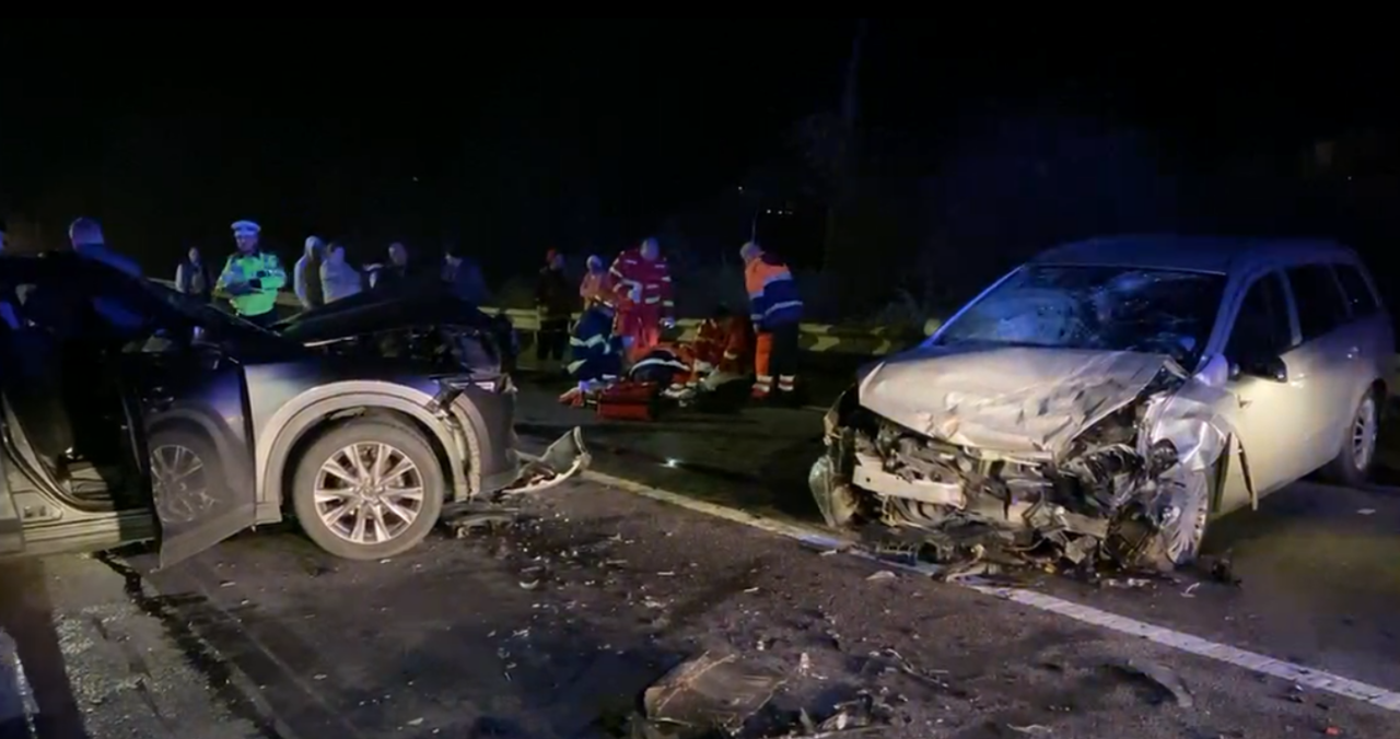 FOTO-VIDEO | Un biciclist a murit după ce a fost acroșat de o mașină condusă de un șofer băut, în județul Teleorman. În accident a mai fost implicat un autoturism, fiind rănită o pasageră