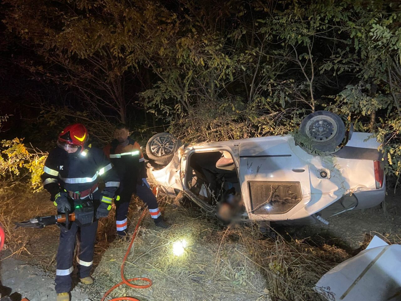 Un bărbat în vârstă de 47 de ani a murit, după ce s-a răsturnat cu mașina pe un drum din Tulcea