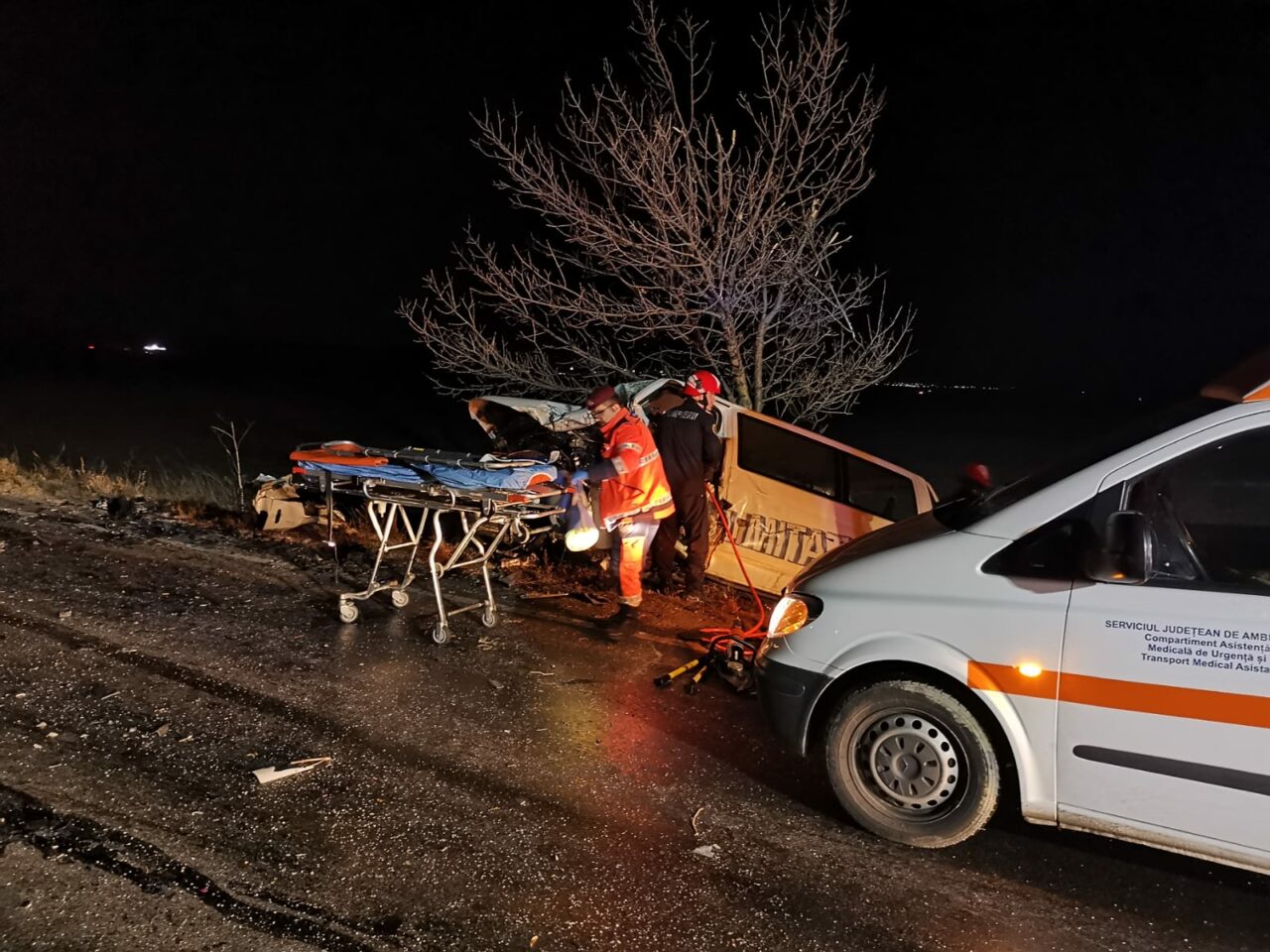 FOTO – Accident mortal la ieșirea din Buzău: O șoferiță de 19 ani a murit. Alți doi bărbați au ajuns la spital