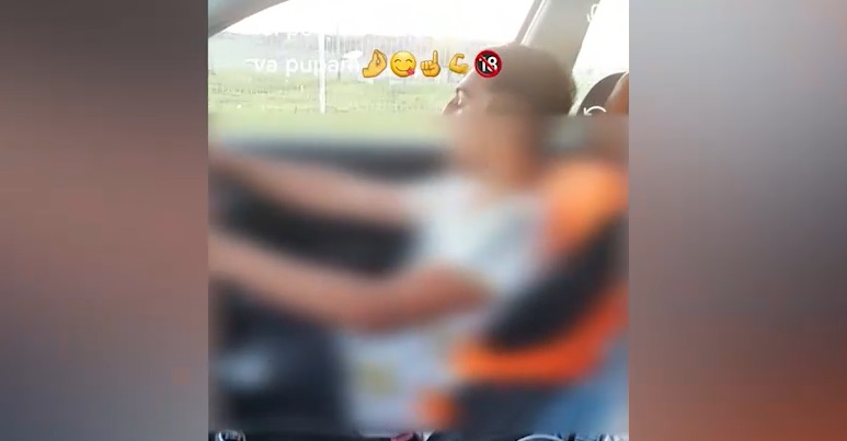 VIDEO. Un băiat de 14 ani a condus nestingherit pe străzile unui oraș din Vâlcea / Poliția s-a sesizat după ce prietenii adolescentului s-au dat mari pe TikTok