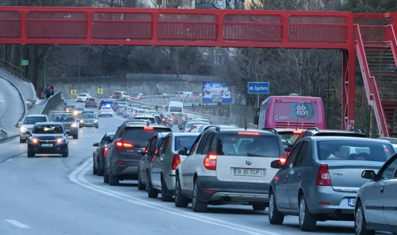 Aglomerație pe Valea Prahovei în minivacanța de Sfântul Andrei și 1 Decembrie. Unde s-au format coloane de mașini pe DN 1