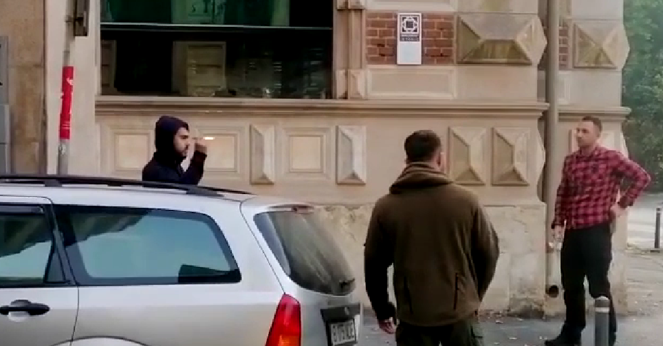 Un bărbat a amenințat cu un cuțit doi polițiști, îmbrăcați în haine civile, chiar în centrul Bucureștiului