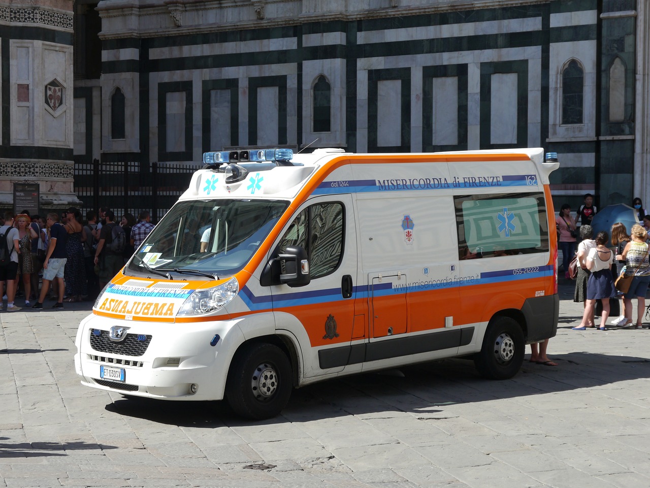 O româncă ce lucra ca îngrijitoare în Italia a suferit un infarct în plină stradă. Femeia a murit în drum spre spital