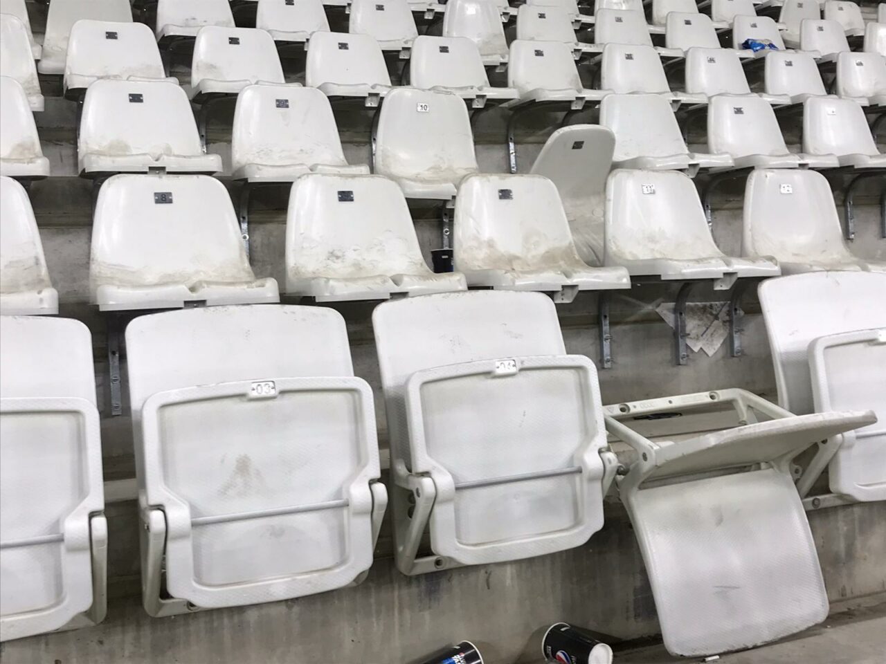 Primul meci de fotbal pe Stadionul Arcul de Triumf, primele scaune rupte! Imagini horror după partida Dinamo – Sepsi Sf. Gheorghe din Cupa României | FOTO