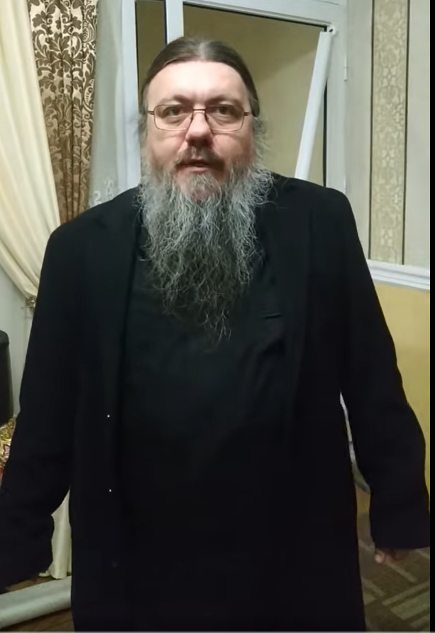Un preot din Cernăuți a fost găsit în chilie cu un adolescent dezbrăcat. Arhimandritul spune că este o înscenare