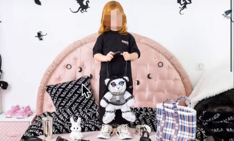 Acuzații de pedofilie la adresa Balenciaga, după ce a lansat campania de Crăciun, în care apar copilași cu ursuleți în costume BDSM