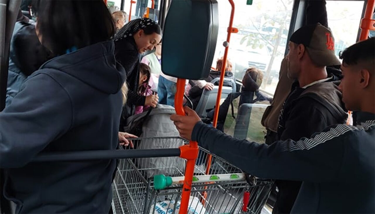 Imagini hilare și ireale în STB! Un bucureștean a intrat în autobuzul 112 cu căruciorul de cumpărături furat din supermarket