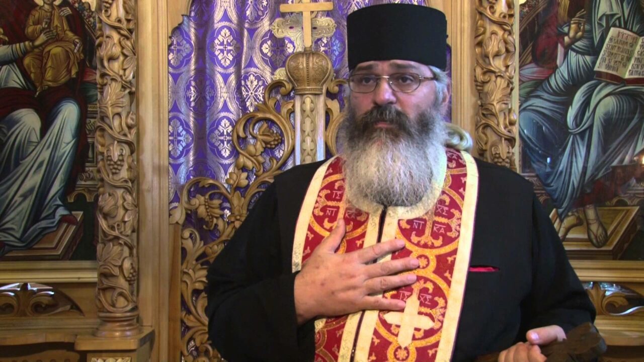 Preotul Calistrat, cel care a fost filmat în timp ce ar fi lovit o femeie, ține din nou slujbe în biserică