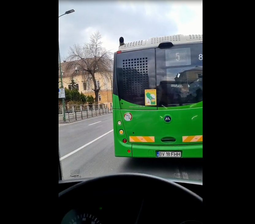 VIDEO | Un șofer de autobuz avertizează călătorii că stă pe Tik Tok în timp ce conduce: ”Treaba voastră, vă băgaţi, vă riscaţi”. Poliția a intrat pe fir