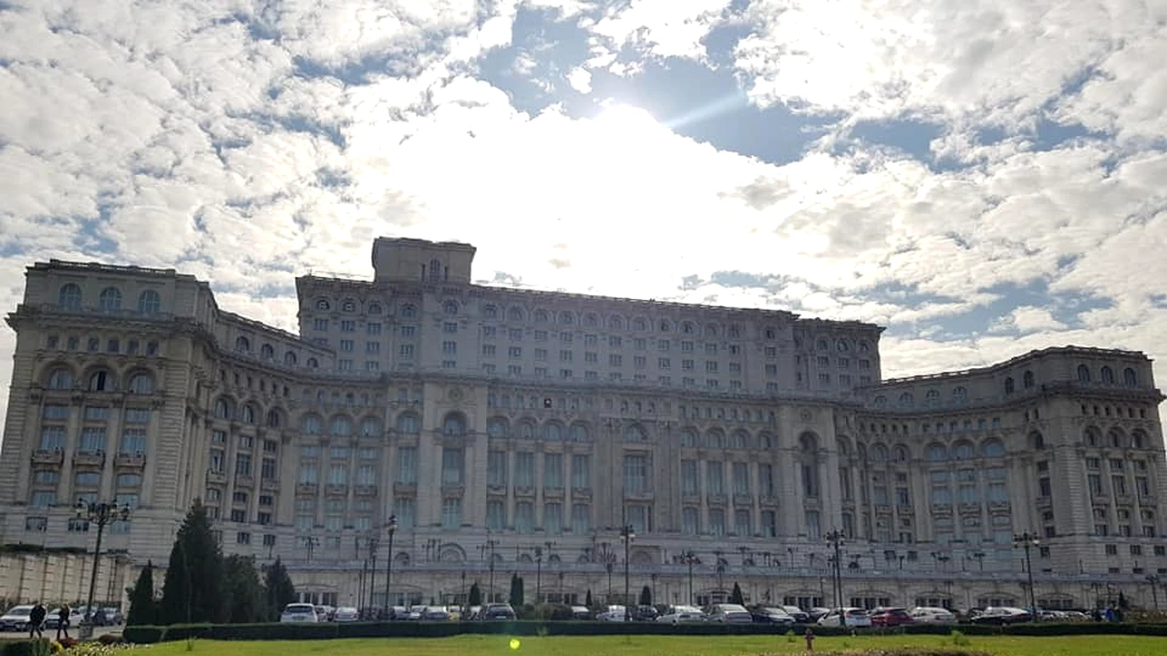 Un bărbat a intrat cu mașina în poarta Palatului Parlamentului. Șoferul s-a luptat cu jandarmii și polițiștii rutieri