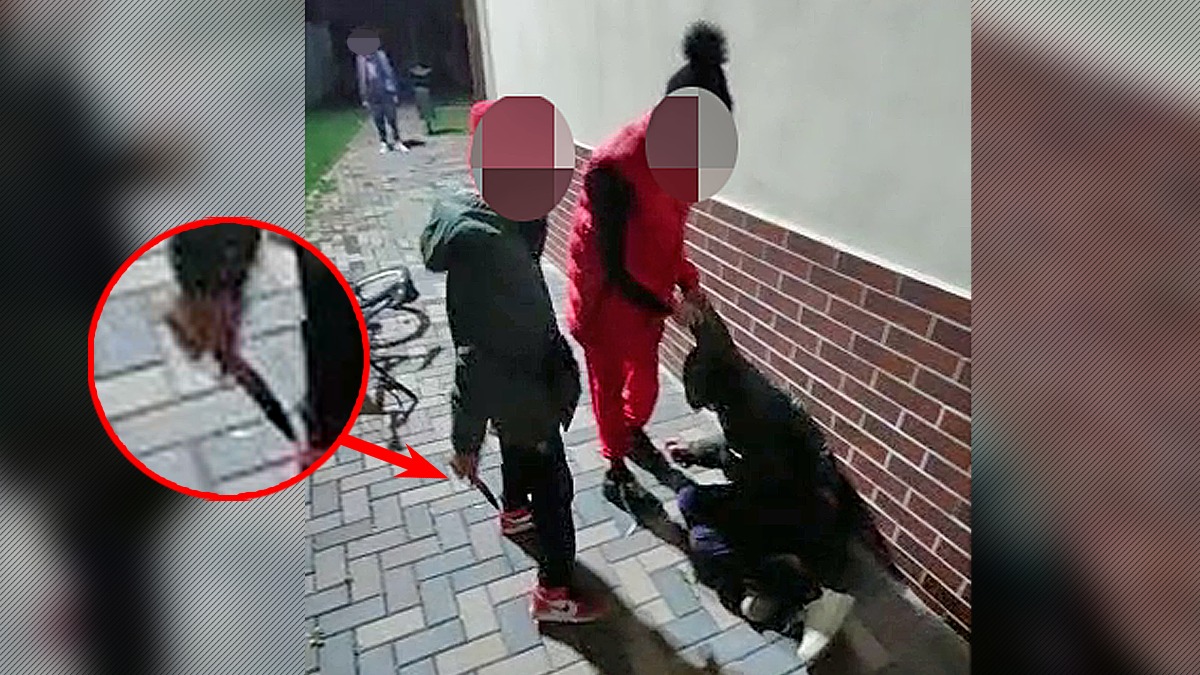 VIDEO | Imagini șocante cu un băiețel bătut cu bestialitate de alți patru copii, în curtea unui cămin cultural din Dâmbovița. Au vrut inclusiv să-l înjunghie
