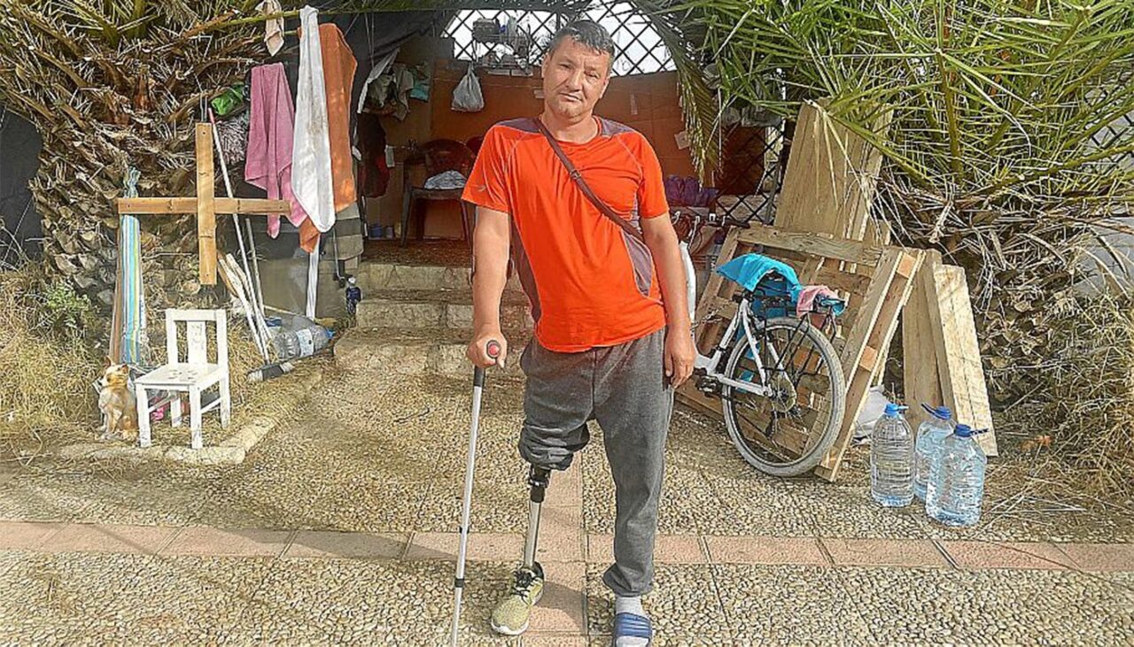 Povestea înfiorătoare a lui Costică din Tulcea. A plecat la muncă în Spania, dar a rămas fără un picior și, acum, doarme în piață