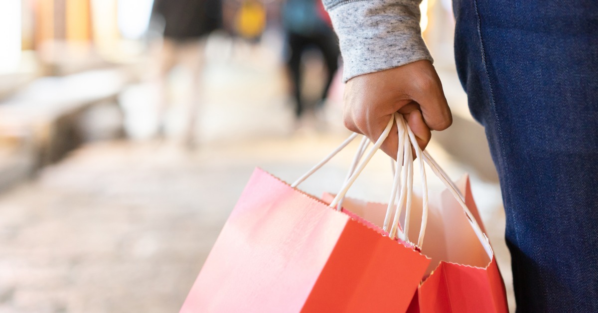 Studiu: 77% dintre consumatori au făcut deja cumpărăturile de Crăciun sau intenționează să cumpere mai devreme, de teama prețurilor tot mai mari / Aproape 70% dintre clienți își doresc să achite coșul în rate
