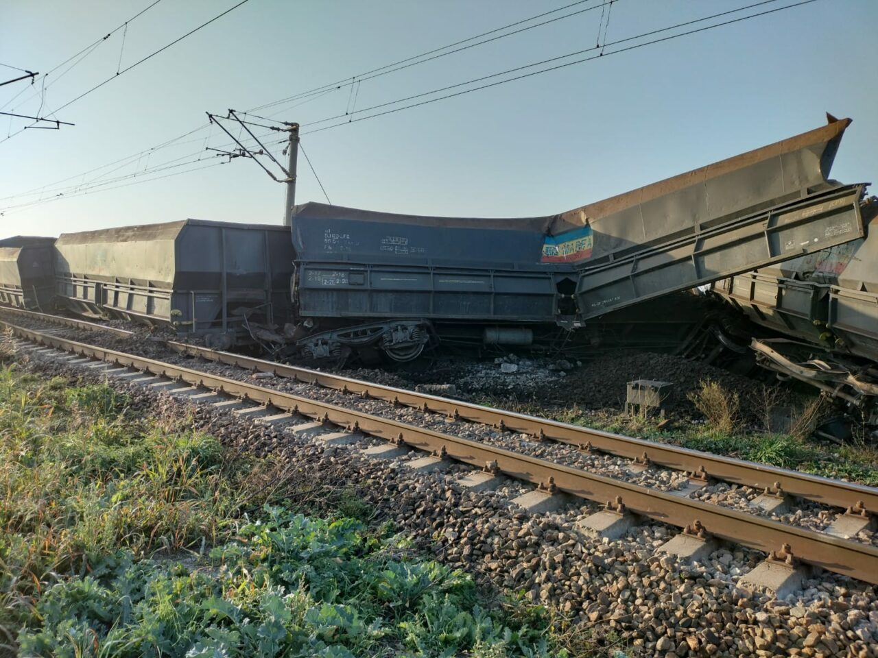 Trei din cele nouă vagoane ale marfarului încărcat cu 3.100 de tone de cărbune care a deraiat lângă Filiași au fost repuse pe șine / Se lucrează la ridicarea altor șase vagoane care s-au răsturnat