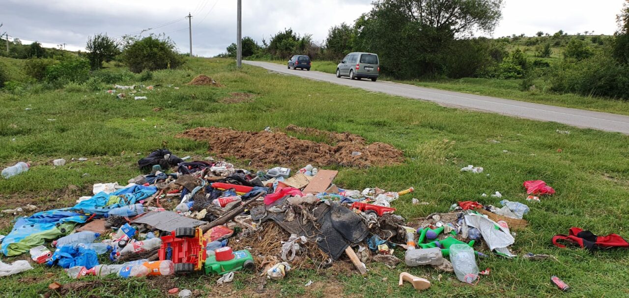 Drumurile naționale, pline de gunoaie. Românii aruncă pe marginea șoselelor tot ce nu le mai trebuie