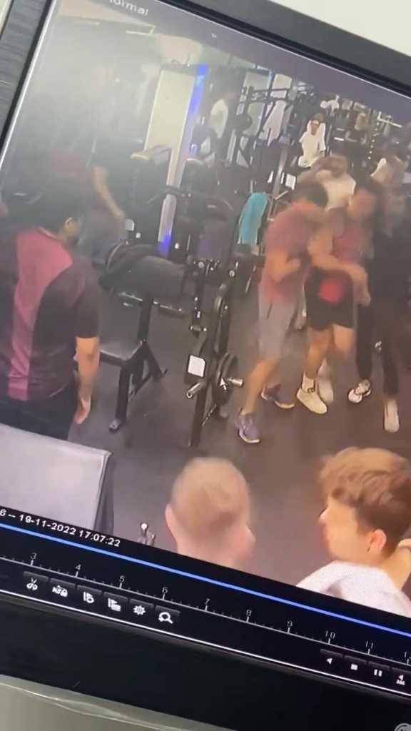 Bătaie ca în filme într-o sală de fitness din Iași. Doi bărbați și-au împărțit pumni și picioare din cauza unei fete