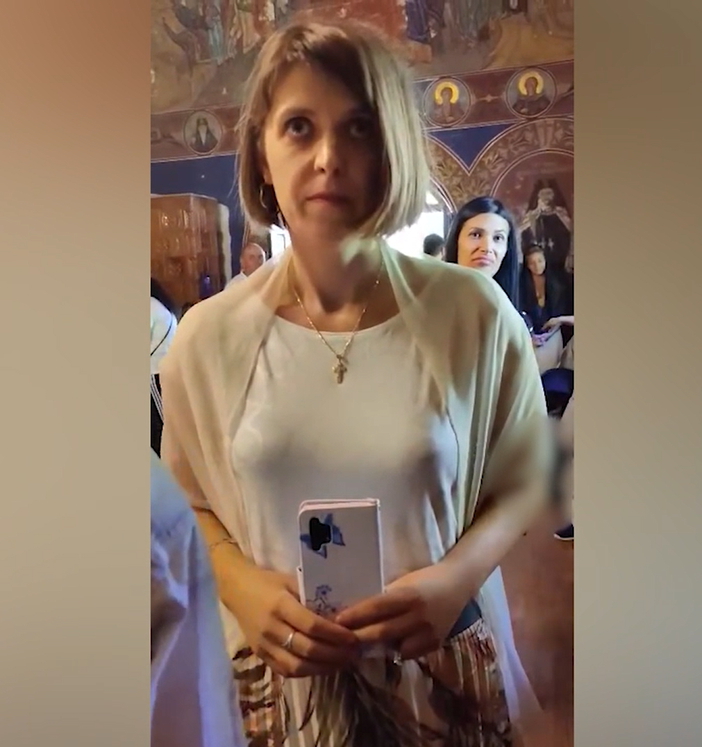 VIDEO | Una dintre surorile implicate în cazul părintelui Calistrat, filmată când hărțuiește un alt călugăr în biserică