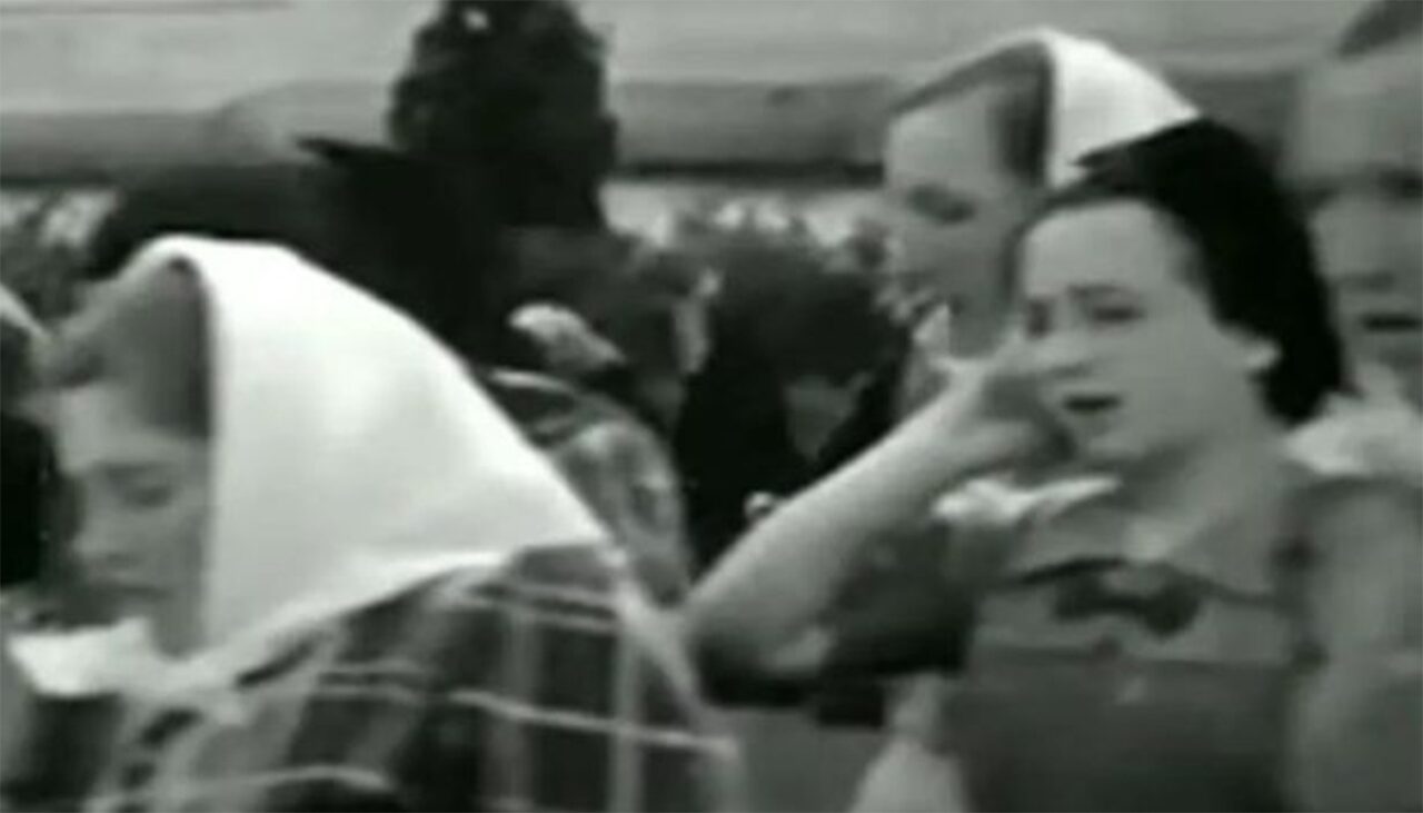 Un filmuleț din anul 1937 dovedește că există „călătoria în timp”?! Conspiraționiștii susțin că femeia din imagine vorbește la un telefon mobil