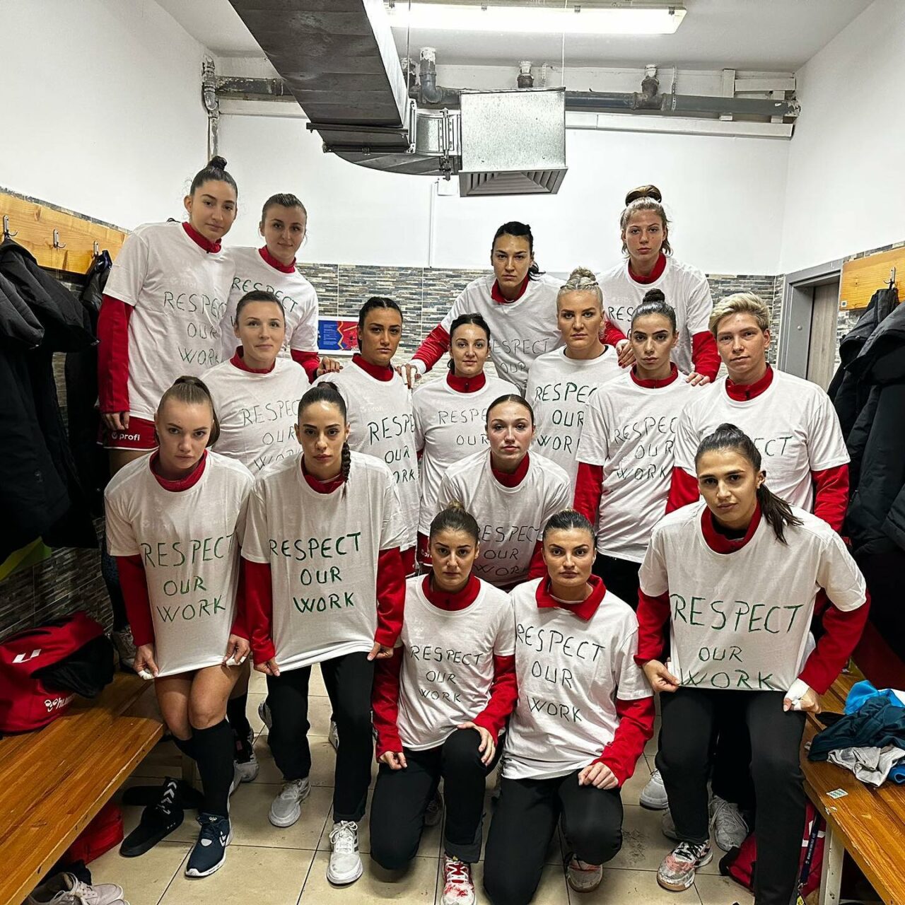 România și-a egalat performanța de acum doi ani la Euro 2022! Am protestat față de arbitraje cu tricouri albe și mesaje clare. Știm programul semifinalelor