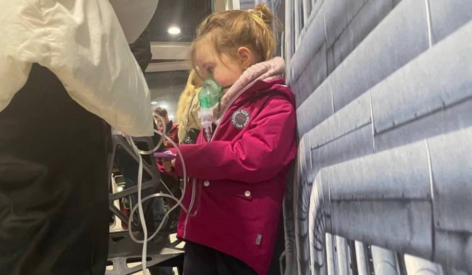 Fotografia cu o fetiță care și-a conectat inhalatorul la generatorul unei benzinării din Ucraina a devenit virală thumbnail