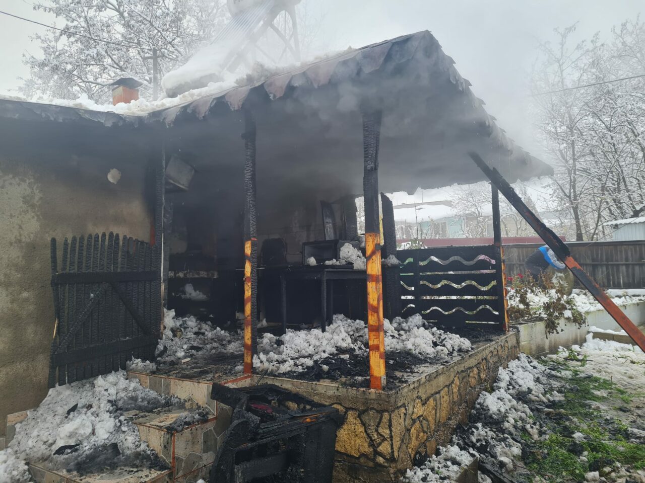 Un bărbat din Botoșani a provocat un incendiu, după ce a pus carnea la afumat și nu a supravegheat focul