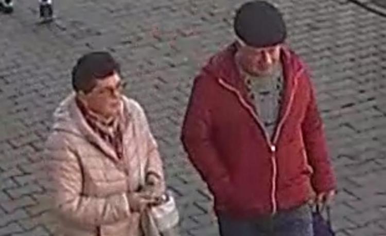 Doi bătrânei au furat aproape 2.000 de lei uitați de o femeie într-un bancomat. Cei doi sunt căutați de poliție