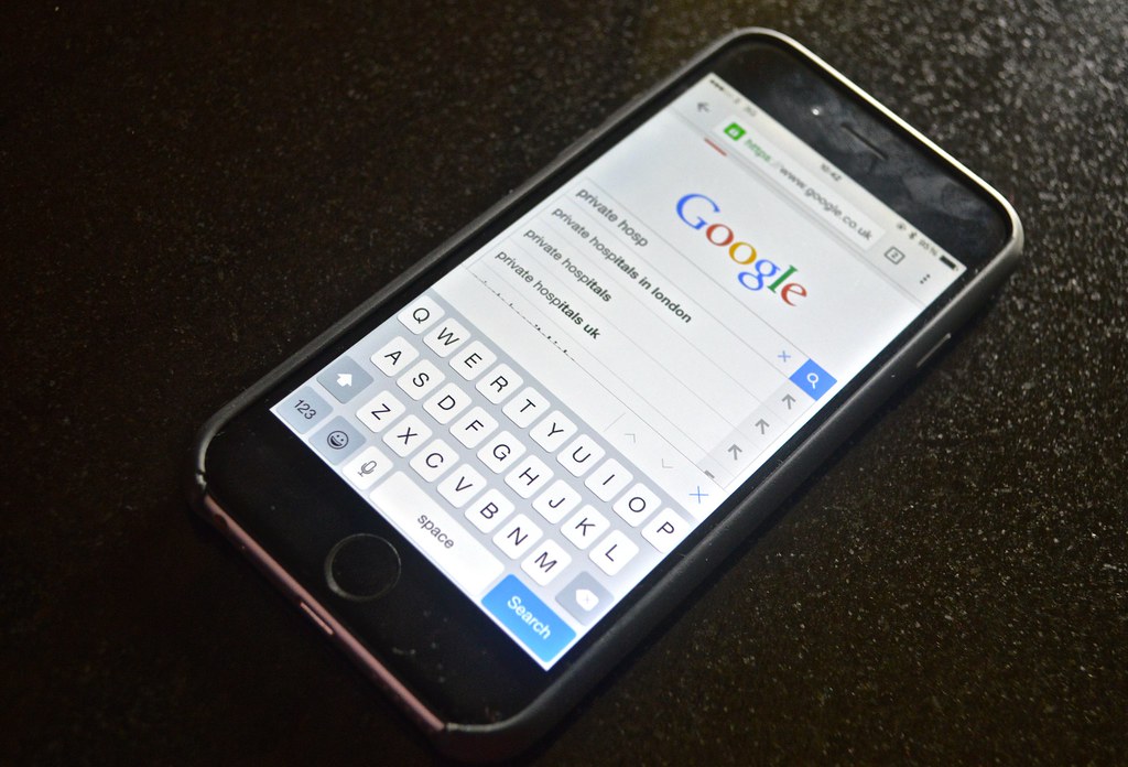 Breșă de securitate la Google găsită de hackeri pentru a difuza reclame false care promiteau descărcarea aplicației Authenticator. Unde ducea de fapt