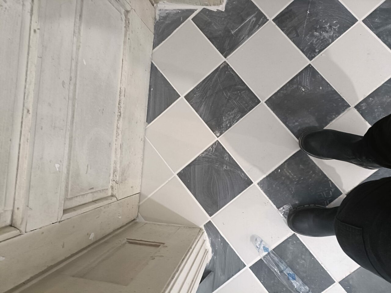 „Faianță pusă prost și muncitori care se fac rangă. Am vrut să va arăt ce înseamnă nepăsarea, lipsa de respect și bătaia de joc” Experiența de coșmar prin care a trecut o femeie care a decis să-și renoveze locuința. „S-a greșit doamna, ce vă supărați așa?!”