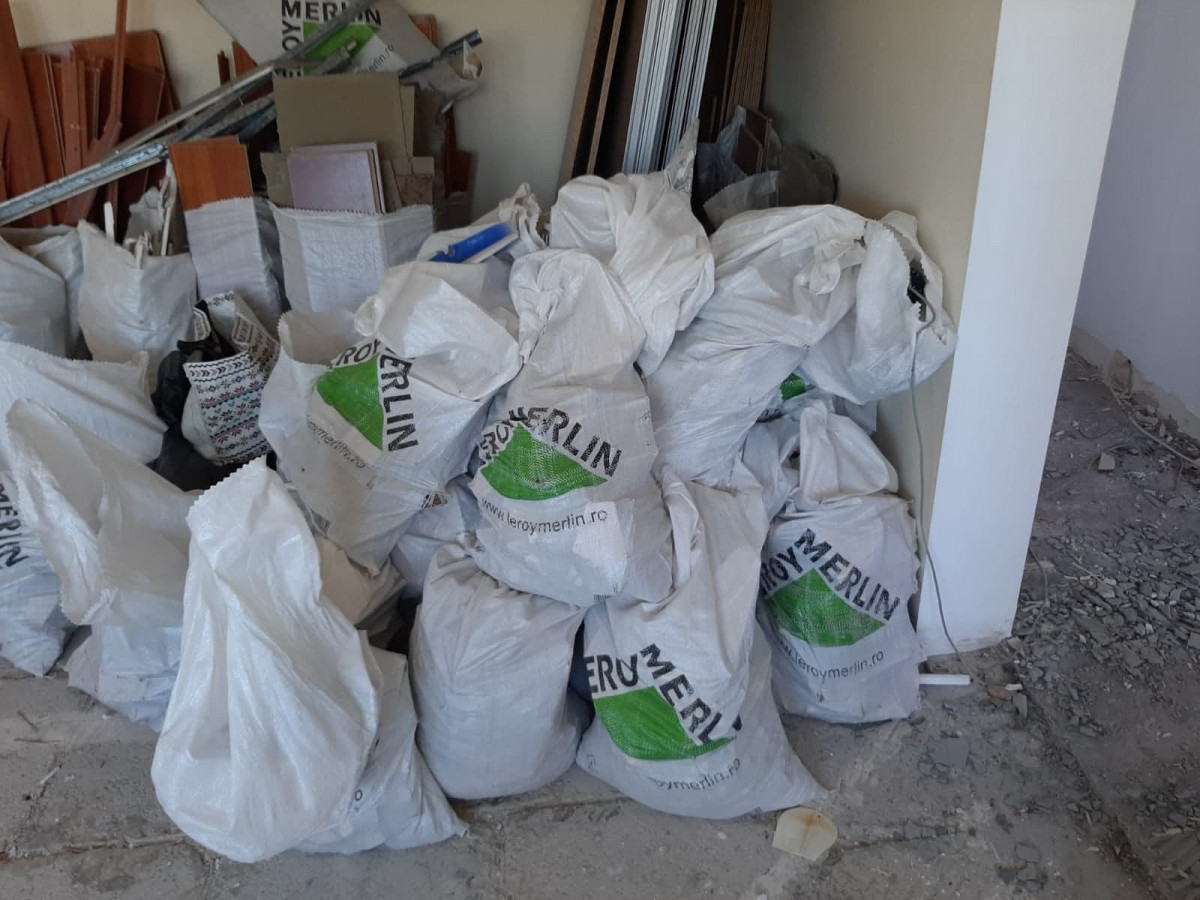 Ce a pățit o femeie care a cărat cu liftul molozul din apartamentul renovat. Polițiștii i-au dat amendă pe loc!